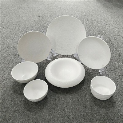 Par keramikas galda piederumiem un nerūsējošā tērauda galda piederumiem