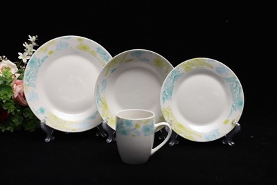 Deserta šķīvju galda iestatīšana